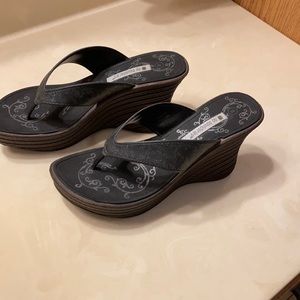 Black sandal wedges